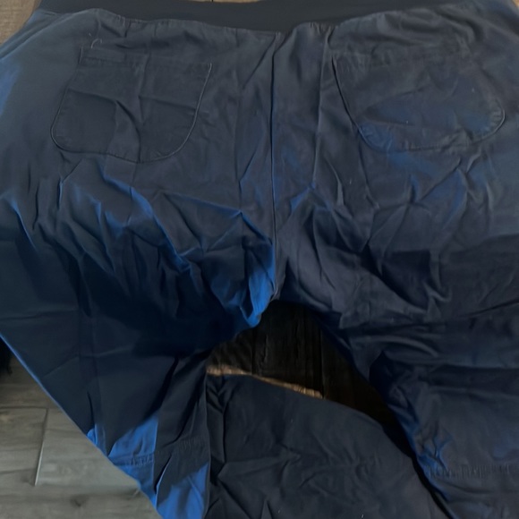 Navy blue beyond scrubs brand. Size too 3x bottom cliff - Picture 3 of 5